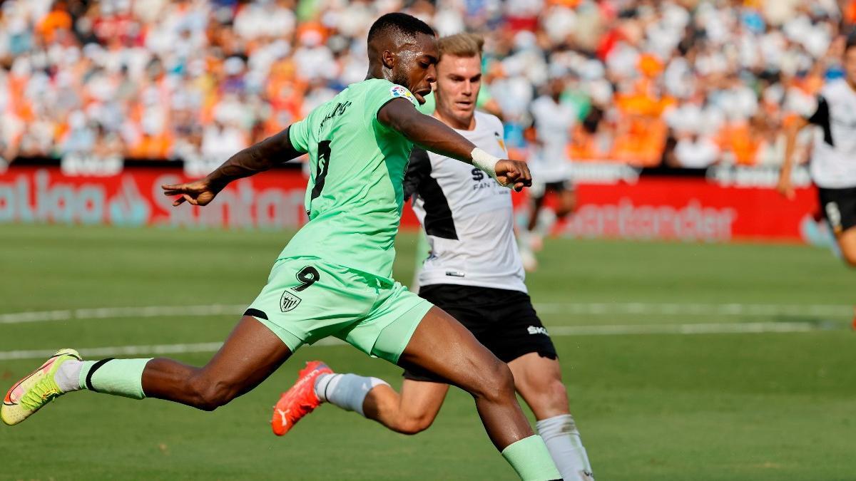 Iñaki Williams en una acción ante el Valencia