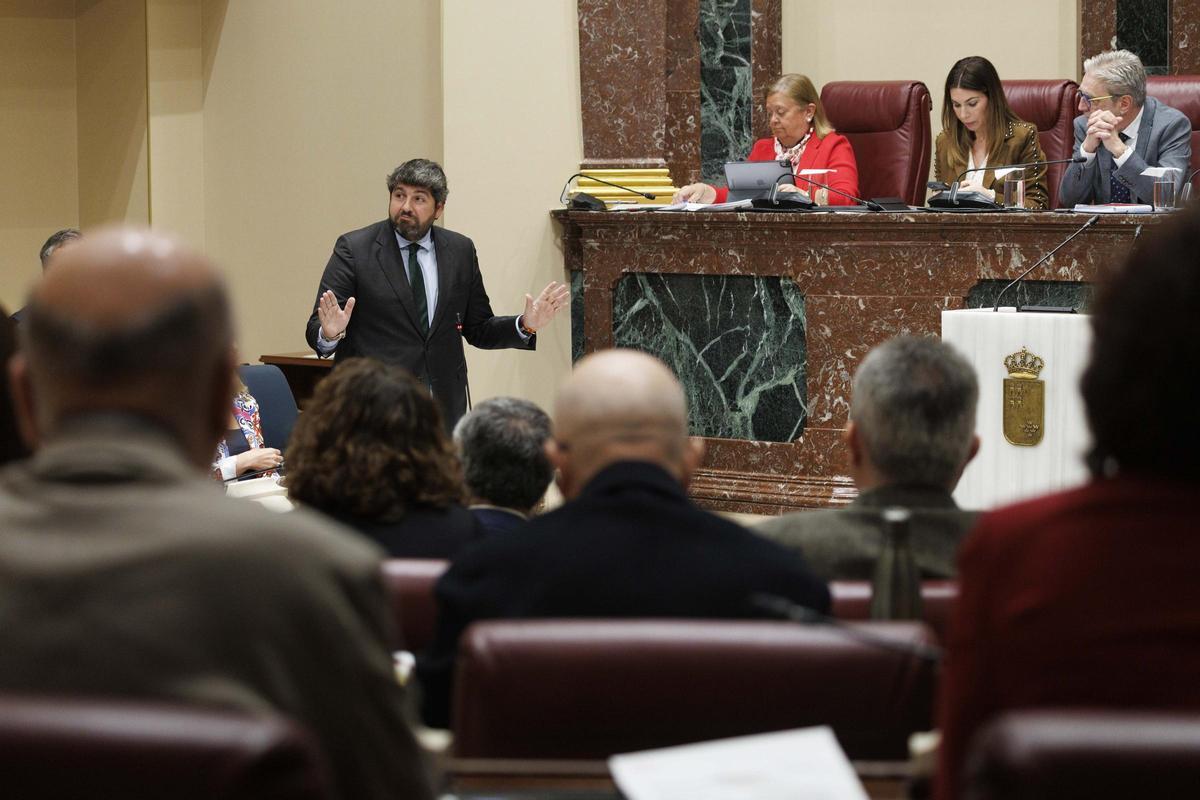 Fernando López Miras responde a la oposición en la Asamblea Regional.