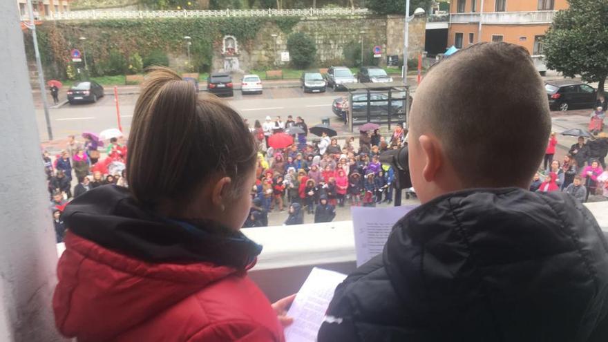 Yarina Saenz e Izan Vázquez en la lectura del manifiesto.