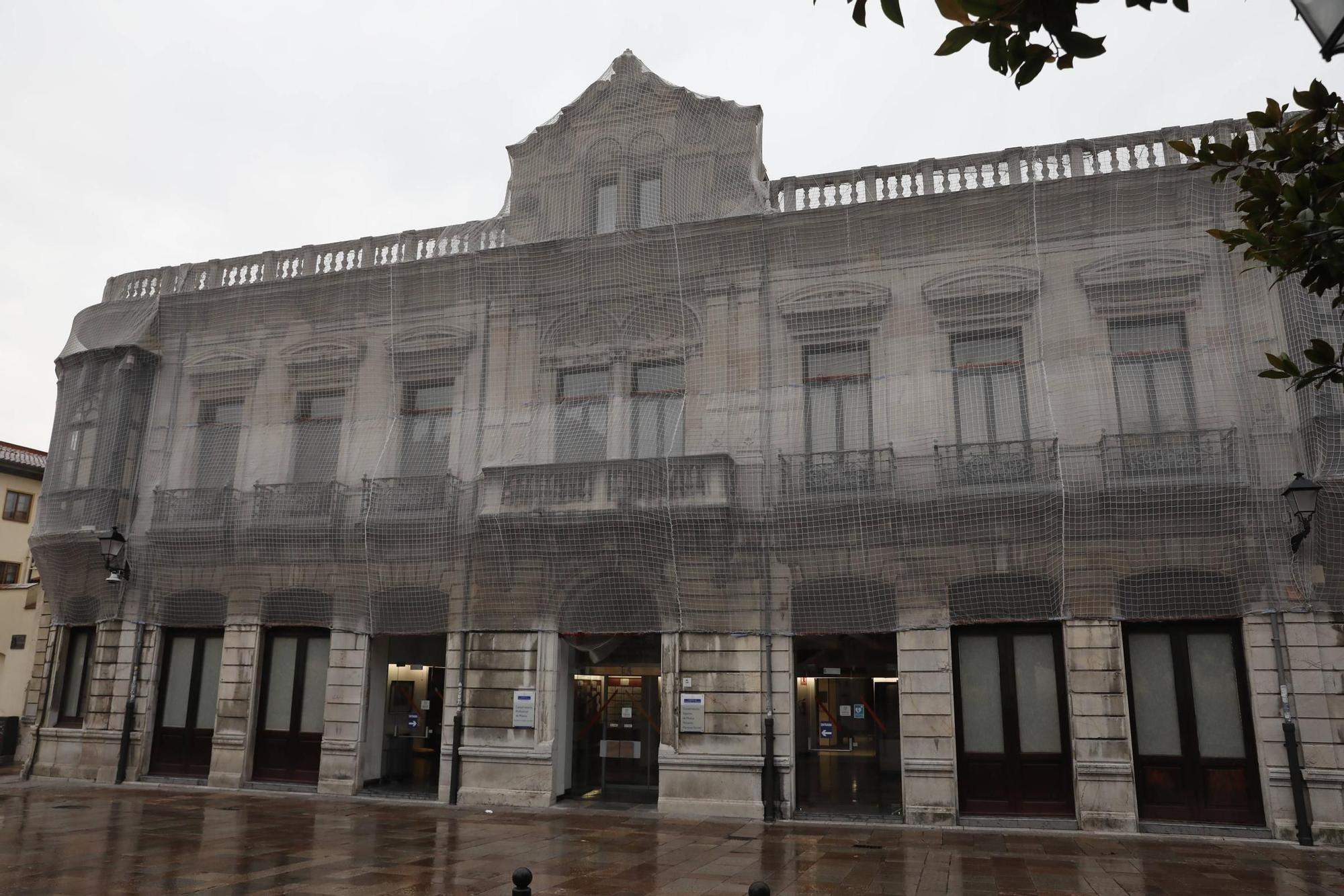 La fachada principal del Conservatorio, con la malla protectora colocada.