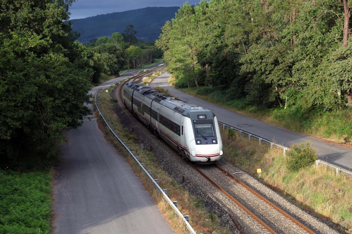 El tren pasando por Vilarello (Valga).
