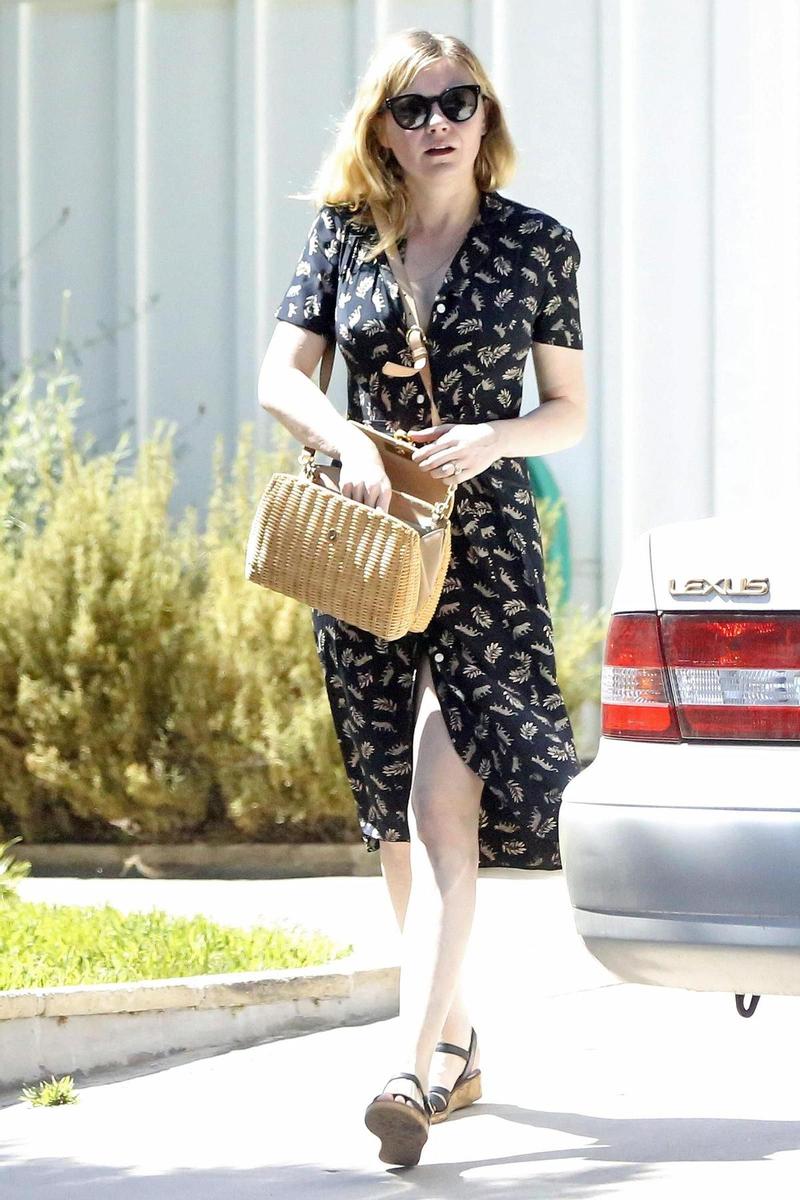 Kirsten Dunst con bolso de mimbre