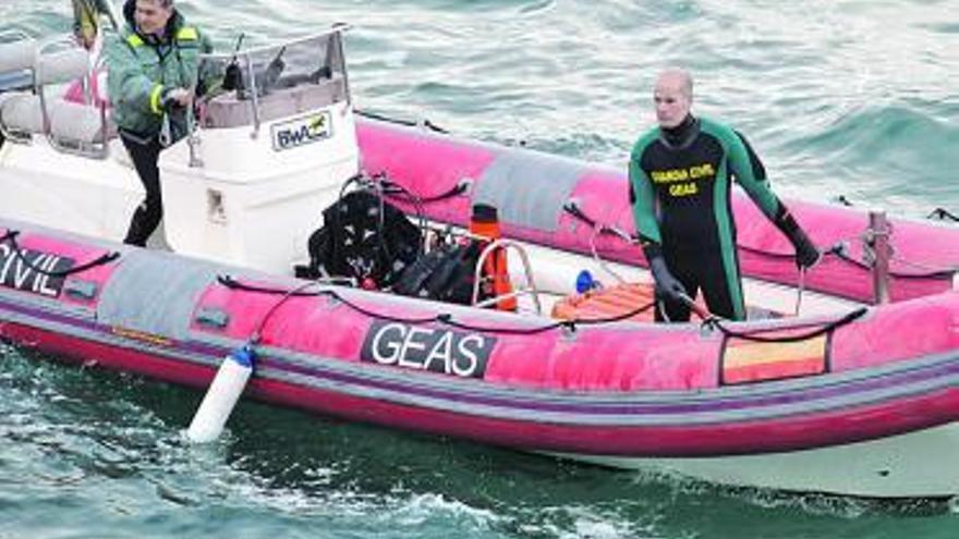 Efectivos de los GEAS de la Guardia Civil, rastreando el litoral gijonés.