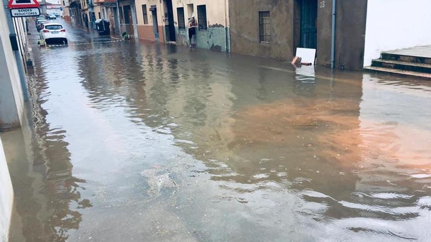 Las calles de la Llosa también han quedado inundadas tras la tromba de agua caída esta tarde.