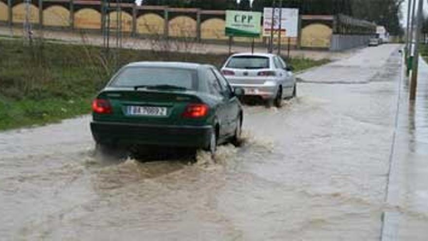 Varias carreteras extremeñas están cortadas y otras presentan saltos de agua y desprendimientos por la lluvia