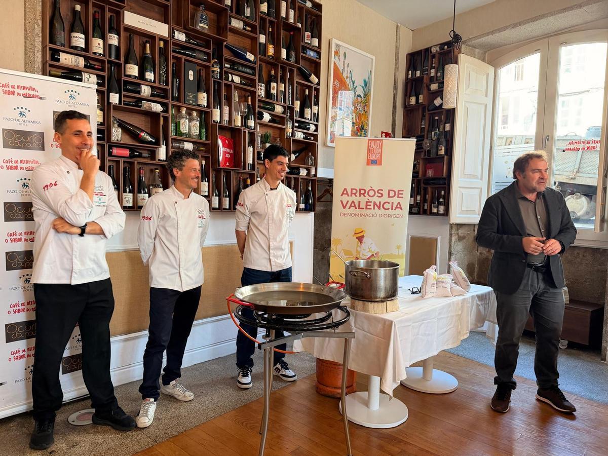 Por la izquierda, Adrián Comesaña, Queco Arias y el jefe de cocina de Café de Altamirá con Santos Ruiz, considerado el máximo referente técnico y gastronómico en el Arroz de Valencia.