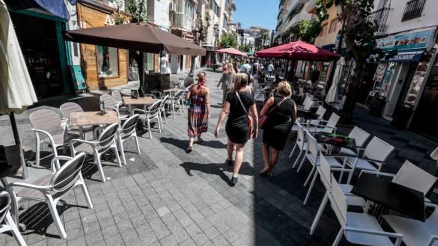 Los peatones podían pasear ayer por el centro de la Alameda tras el reajuste de los veladores.