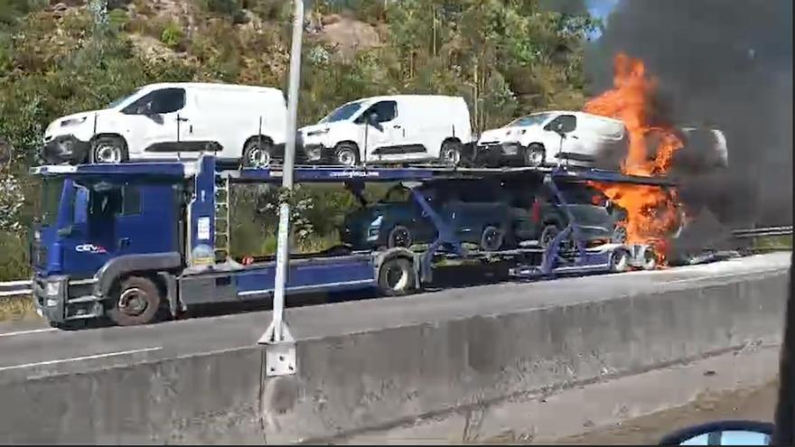 Un trailer portacoches que trasportaba furgonetas en llamas en la VG-20