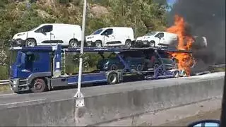 Arde un portacoches en la VG-20, en Matamá, con algunas explosiones en los vehículos transportados