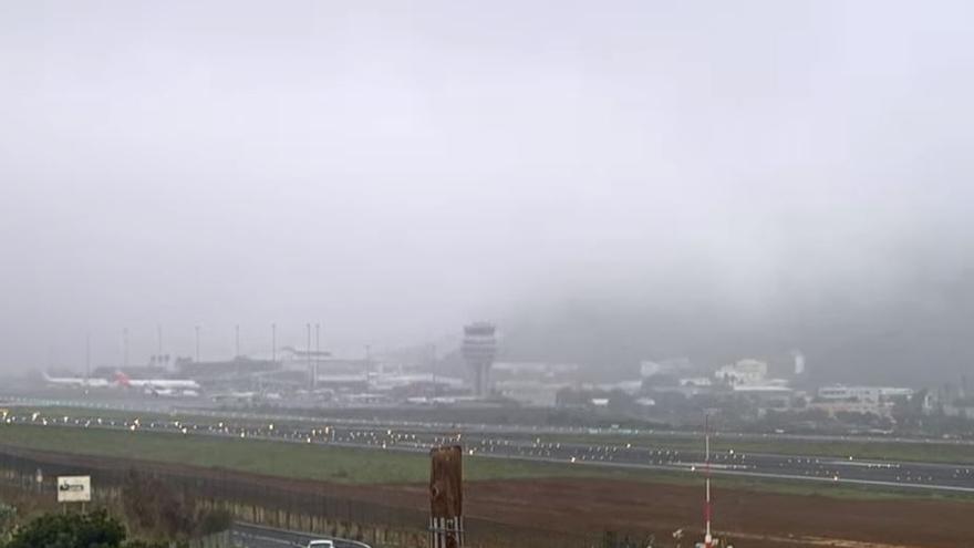 La niebla causa retrasos y el desvío de un vuelo en Tenerife Norte