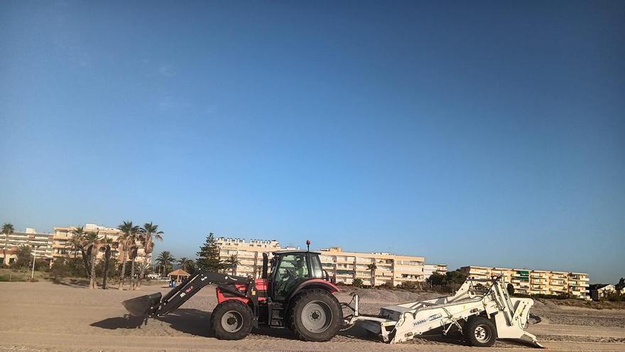 Canet inicia la retirada de las piedras de la playa