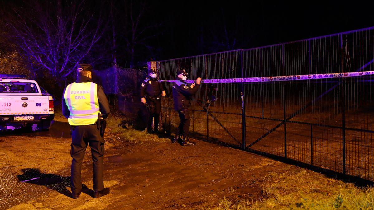 La Policía precinta el acceso a la vieja nave industrial de O Cerquido, en Porriño