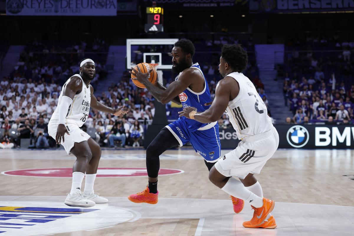 Howard Sant-Roos, del UCAM Murcia, durante el partido ante el Real Madrid en el Movistar Arena.