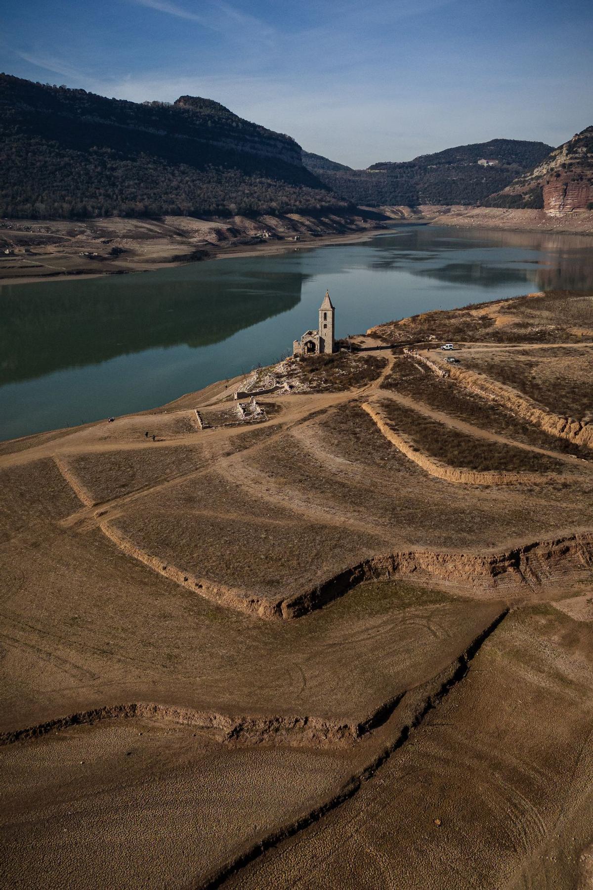 El pantano de Sau a vista de dron, con un 4,74% de agua y todas las edificaciones a la vista