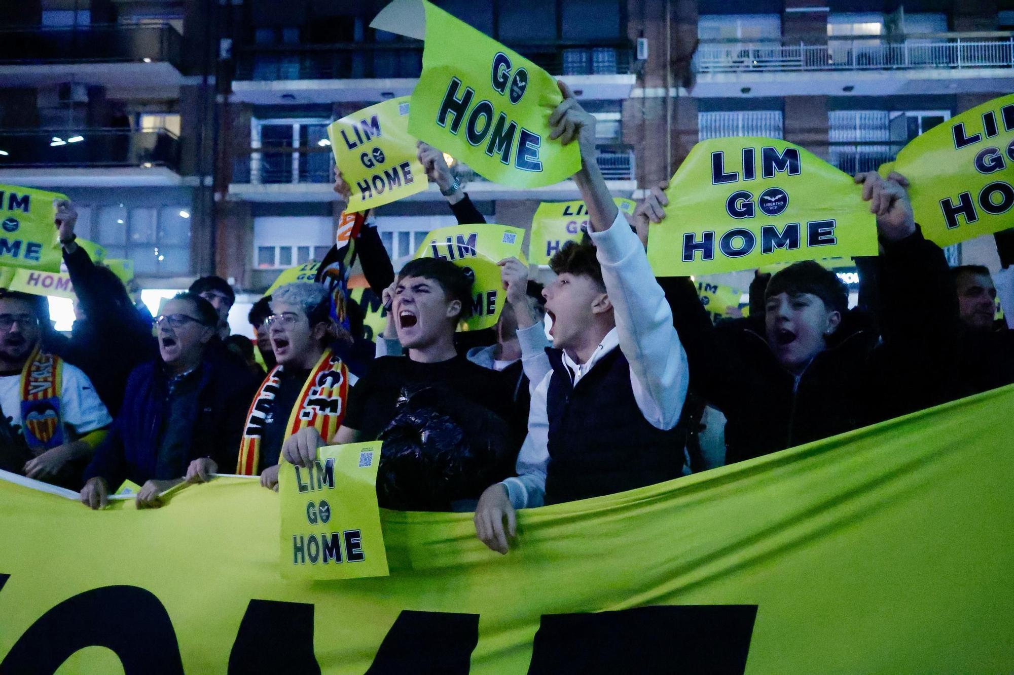 Así ha sido la protesta contra Peter Lim antes del enfrentamiento contra el FC Barcelona