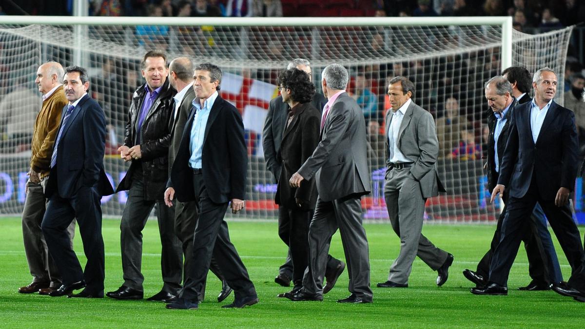 Homenaje a la plantilla campeona de la Liga 84-85 en el Camp Nou en marzo de 2010.