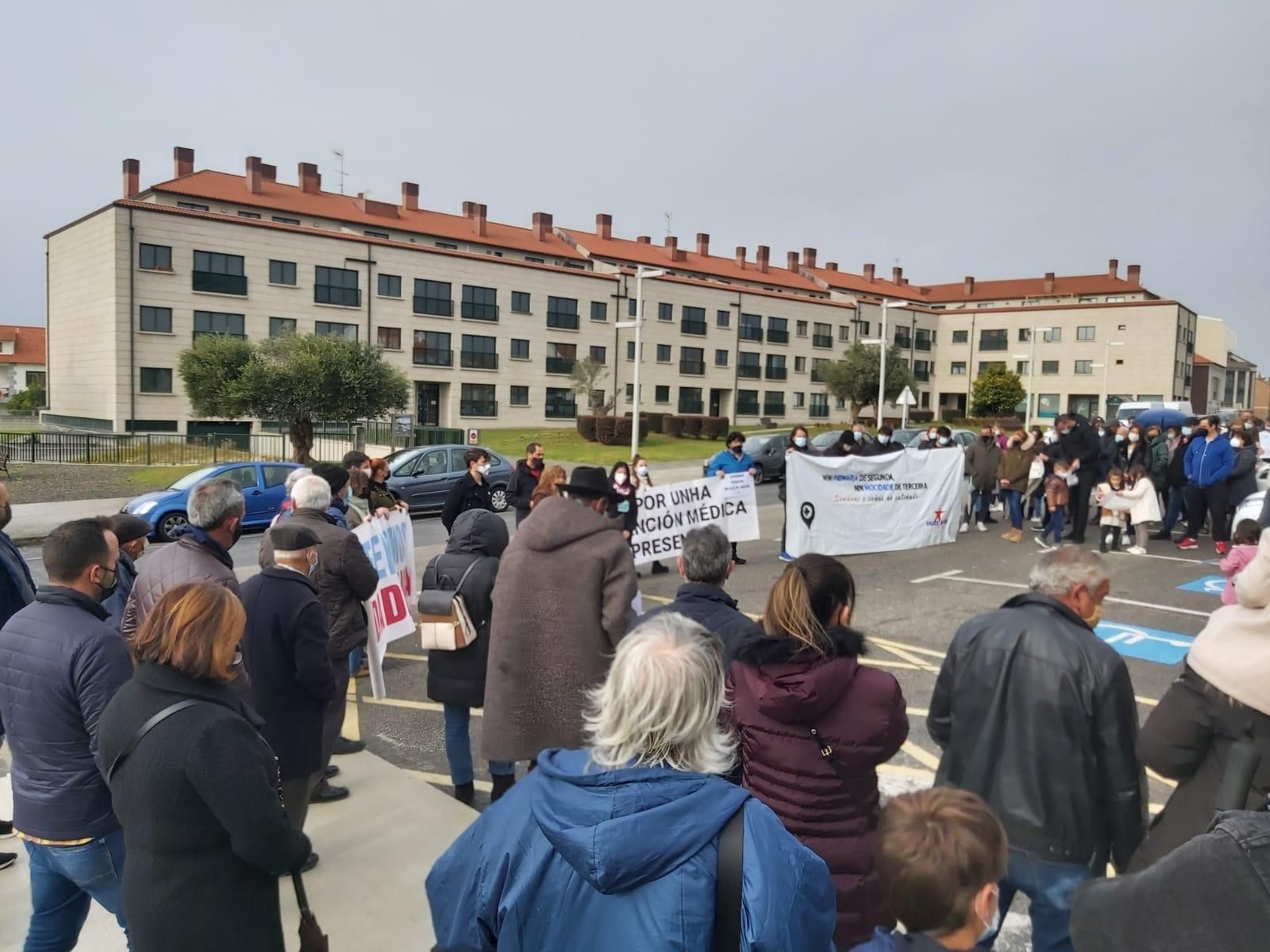 Más de 200 personas en A Illa exigen la restitución del servicio de pediatría