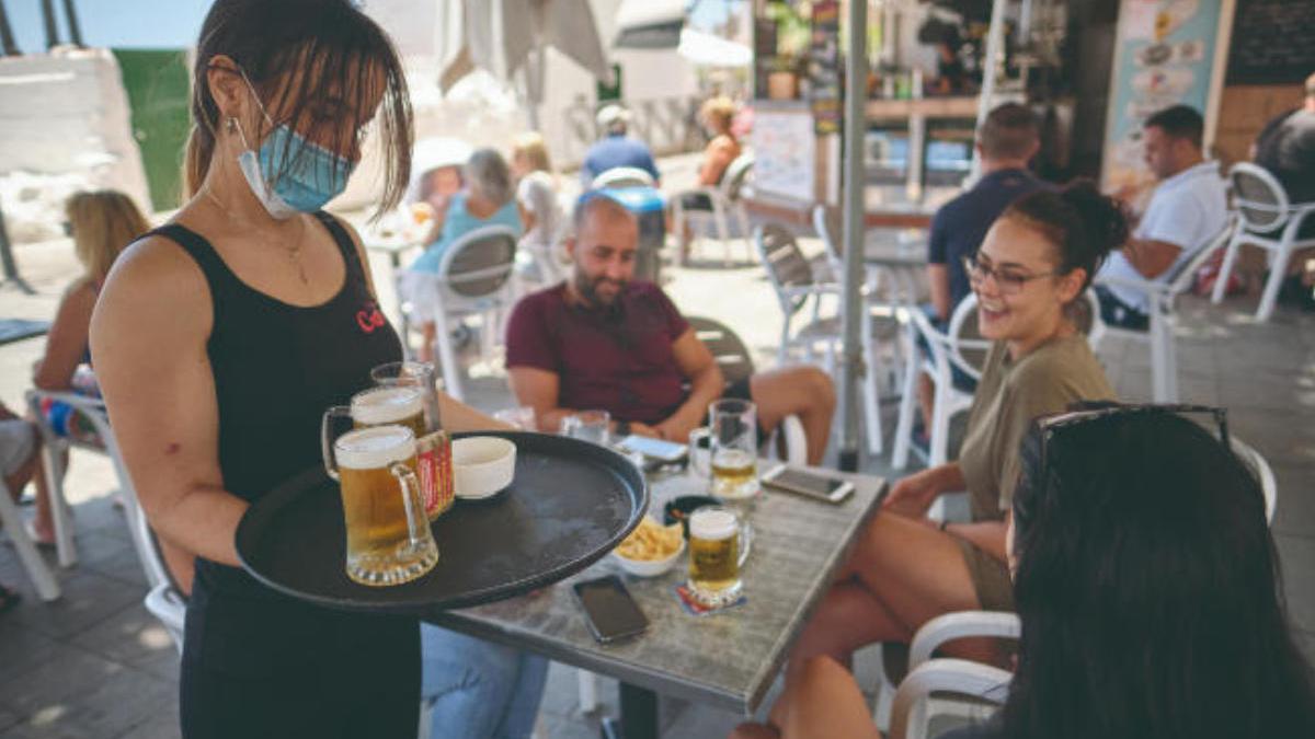 Clientes y empleados en un establecimiento de hostelería en el sur de Tenerife.