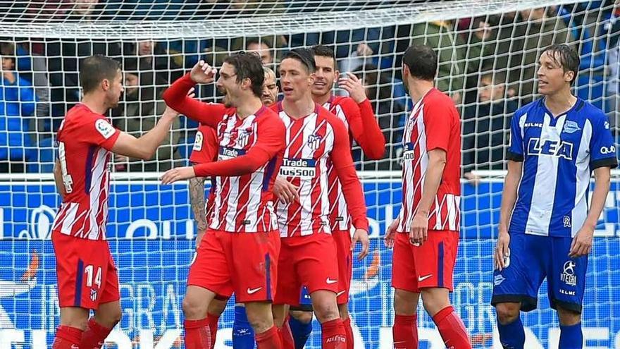 Los futbolistas del Atlético celebran el gol de penalti de Gameiro.
