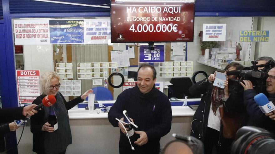 Alegría en la administración que ha repartido el Gordo de la Lotería de Navidad.