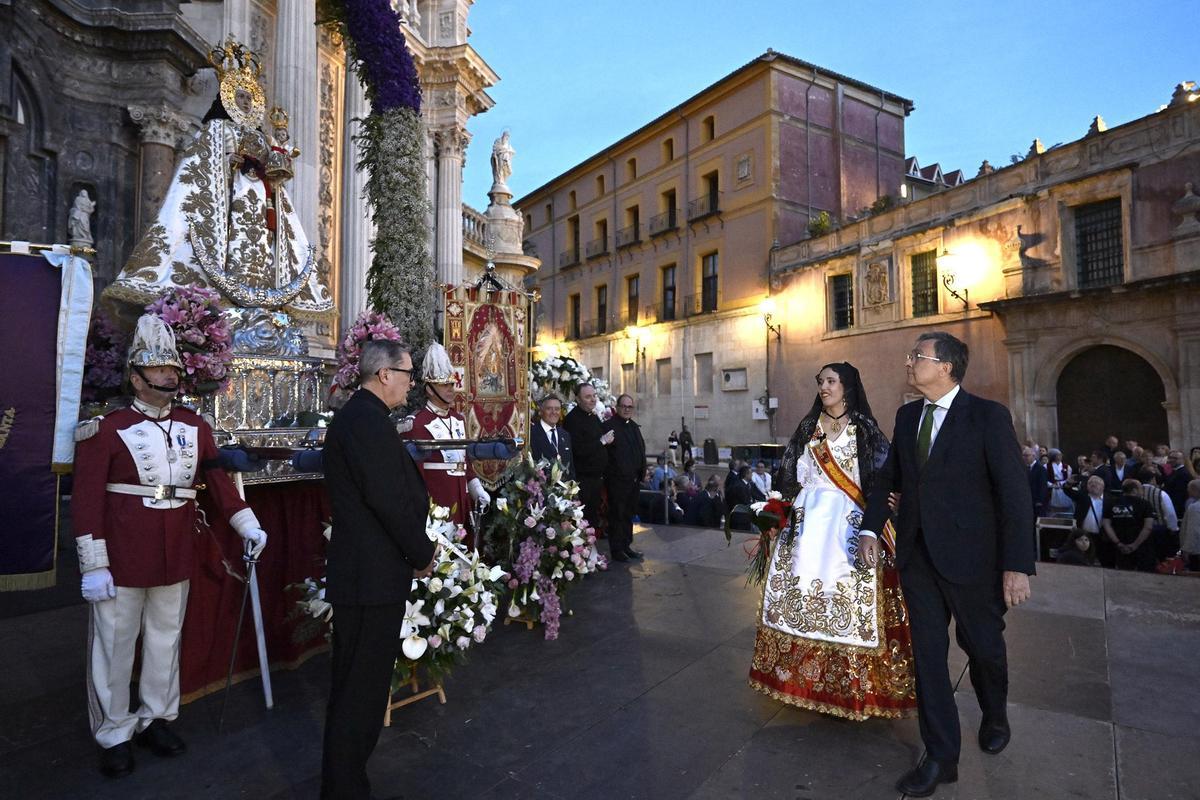 El alcalde Ballesta mira a la Virgen de la Fuensanta en la puerta de la Catedral.