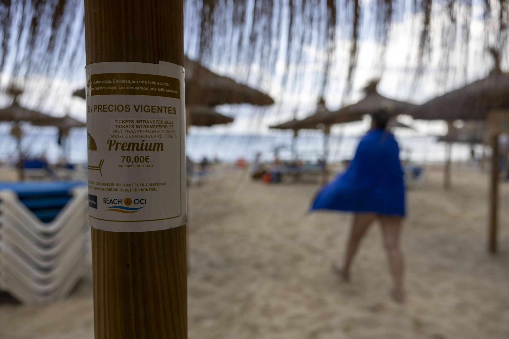 El GOB denuncia a Costas las hamacas ‘premium’ por 70 euros sin autorización de Cala Major