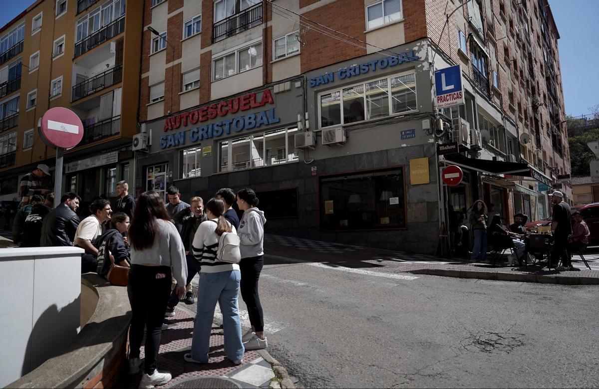 Varios alumnos, frente a la autoescuela San Cristóbal, en Cuenca, conocida por ser la autoescuela de los famosos.