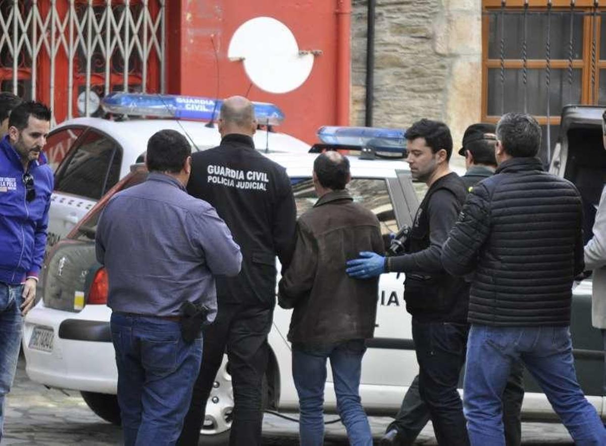 Javier Ledo, entre agentes de la Guardia Civil, ayer, en Navia.