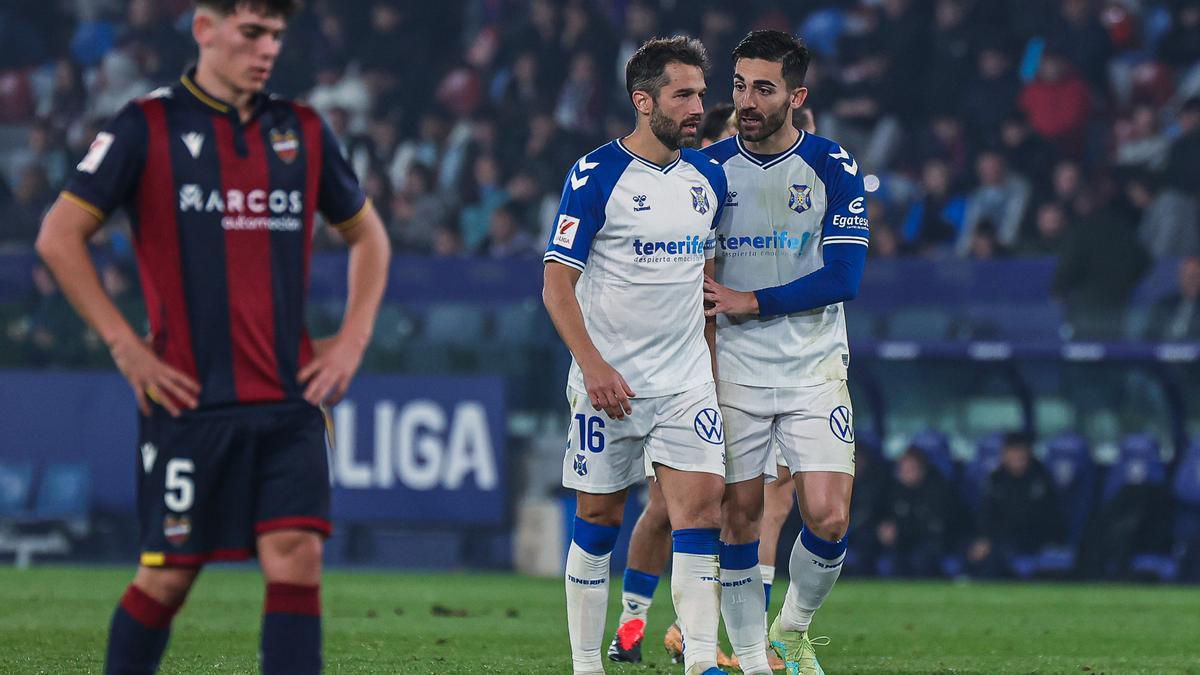 José León habla con aitor Sanz en un momento del partido frente al Levante.