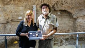 Natalia Garriga Ibánez, consejera de Cultura de la Generalitat de Catalunya, y Eudald Carbonell Roura, codirector del yacimiento de Capellades, posan juntos con los restos del cráneo de un neandertal encontrados en el yacimiento del Abrigo Romero en Capellades (Anoia).