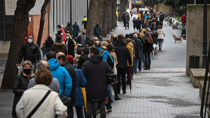 Largas colas para votar en la Escola Industrial de Barcelona