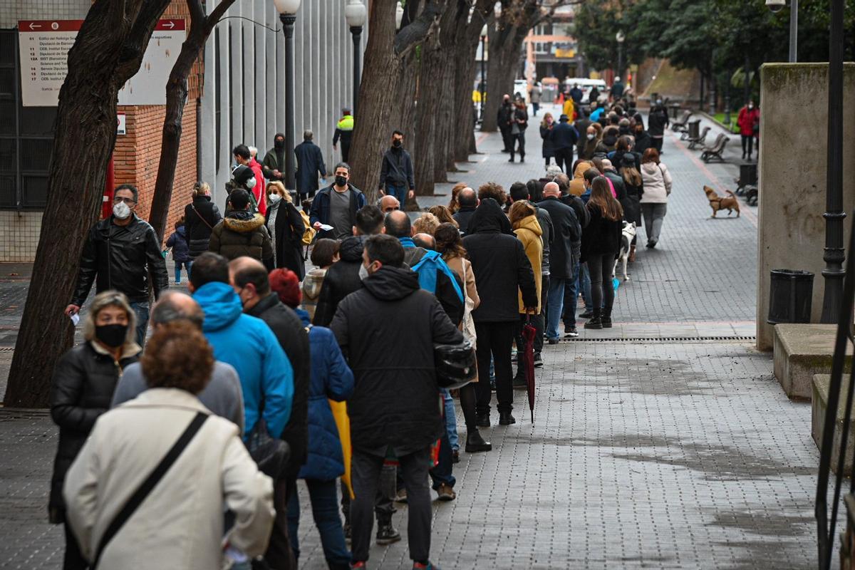 Largas colas para votar en la Escola Industrial de Barcelona.