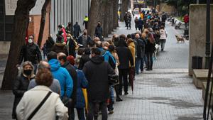 Largas colas para votar en la Escola Industrial de Barcelona.