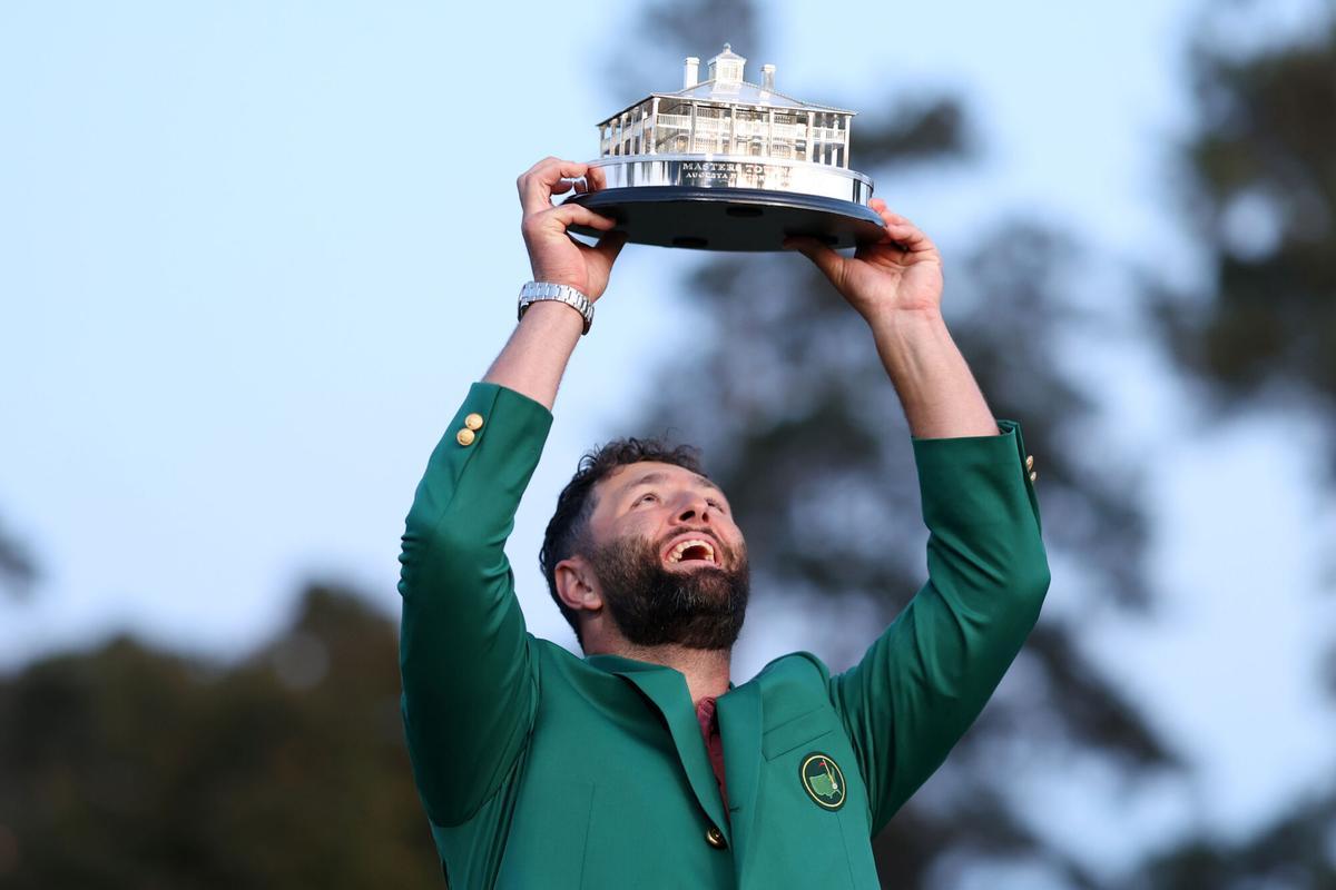 Jon Rahm sostiene el trofeo del Masters de Augusta