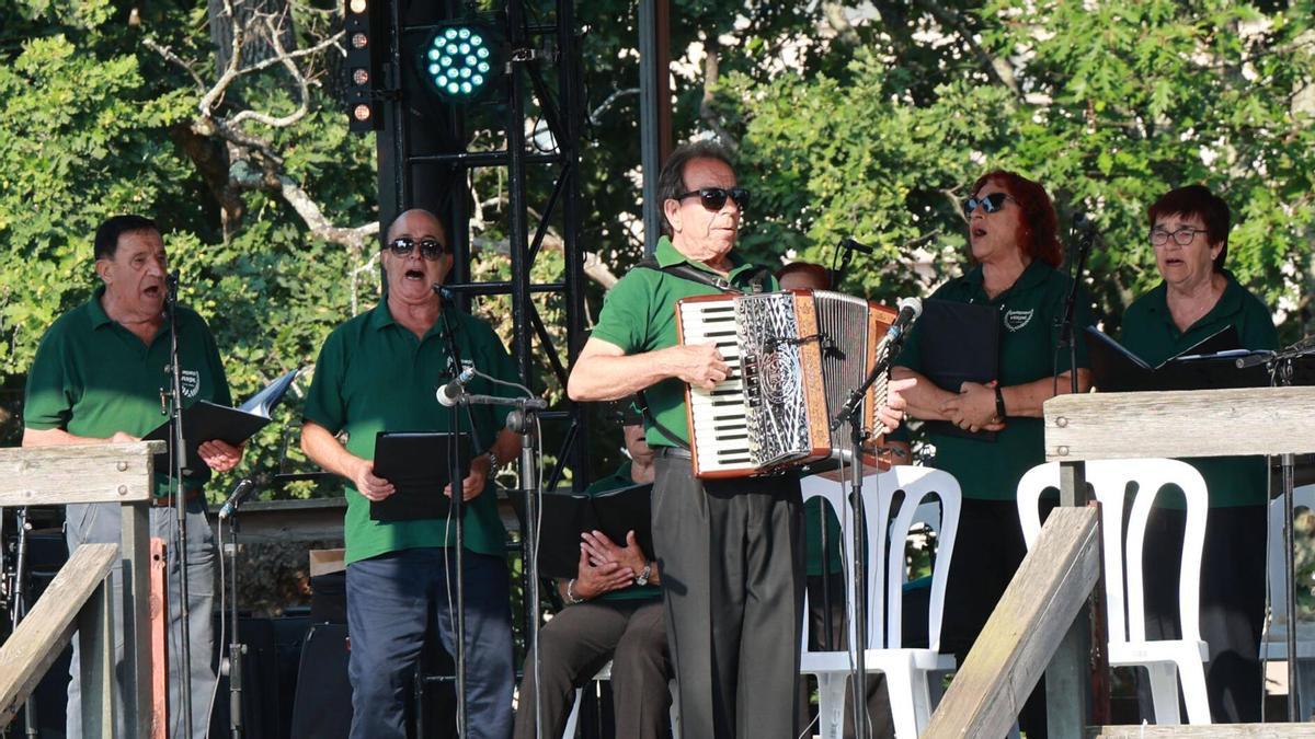 Uno de los grupos que actuaron en la inauguración del certamen.