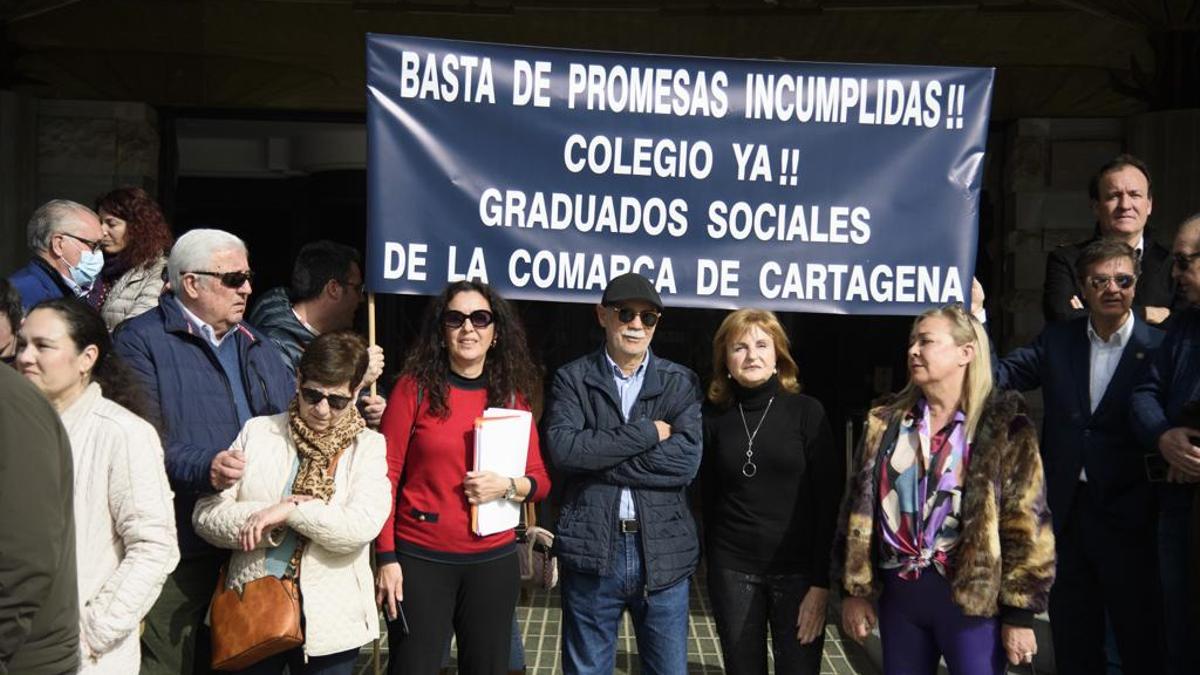 Los graduados sociales de Cartagena se manifestaron este miércoles frente a la Asamblea Regional.