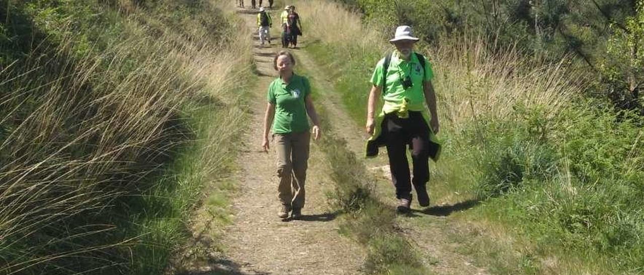 Un grupo de personas, ayer, durante el recorrido por la ruta de las sierras de Cudillero.