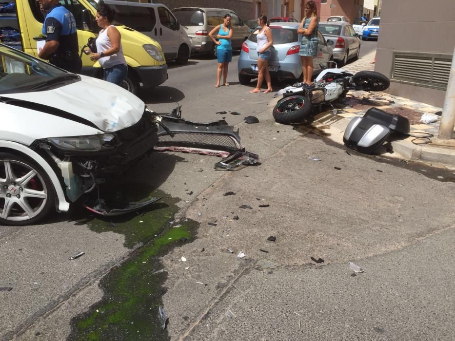 Choque entre un automóvil y una moto en Arinaga