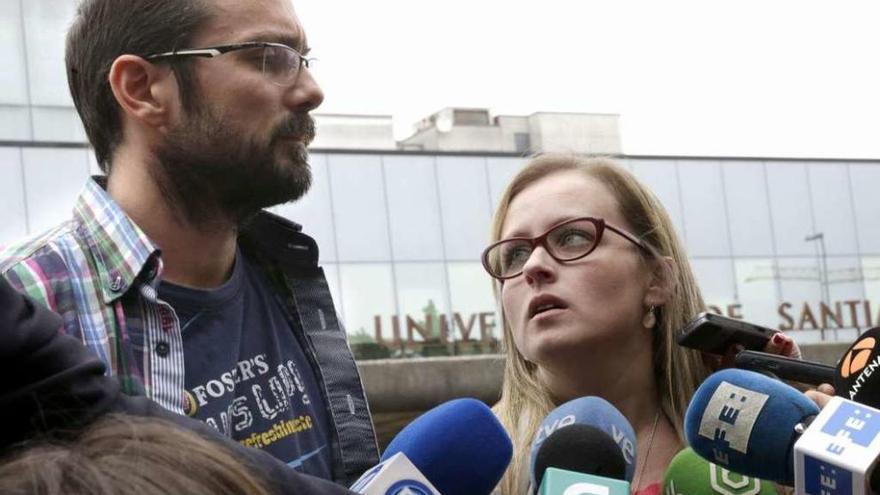 Los padres de la pequeña Andrea atienden a los medios, la semana pasada, en Santiago.