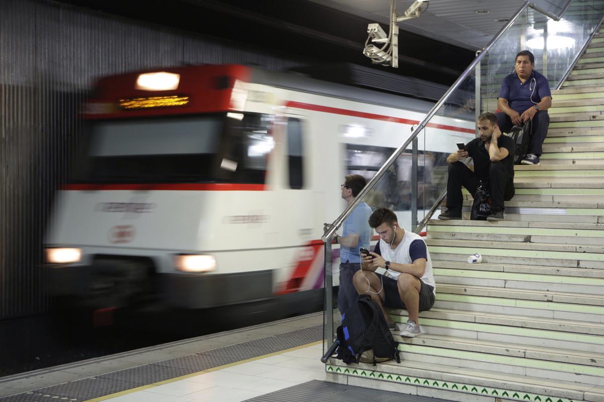 Un tren de la línea de Rodalies entra en una estación de Barcelona. Un tren de la línea de Rodalies entra en una estación de Barcelona.