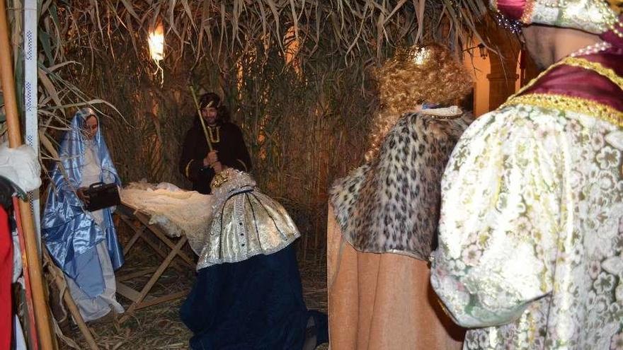 Los Reyes hacuendo ofrendas al Niño Jesús.