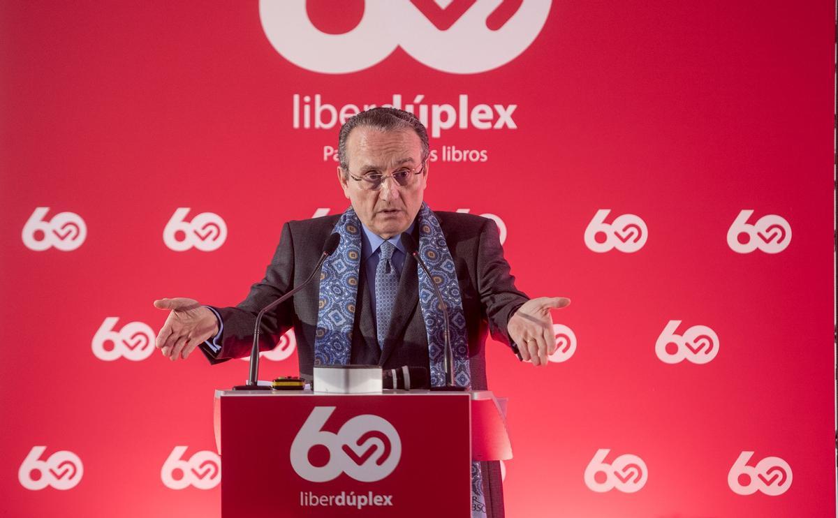 El presidente de Prensa Ibérica, Javier Moll, da la bienvenida a los asistentes en el acto de inauguración de la nueva planta de impresión de libros de Liberdúplex, cuando se cumple el 60 aniversario de su creación.