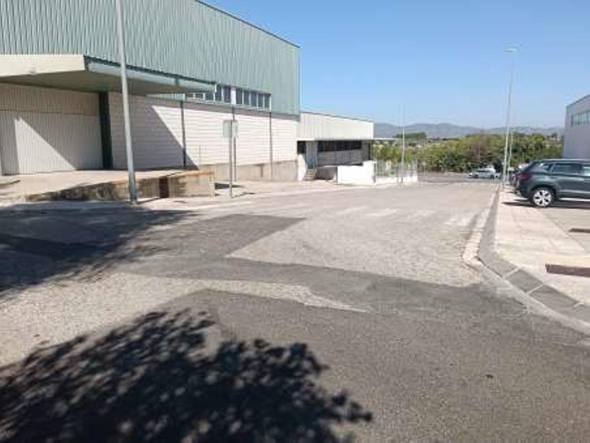 Una calle del polígono de Benissoda que será repavimentada con las obras.