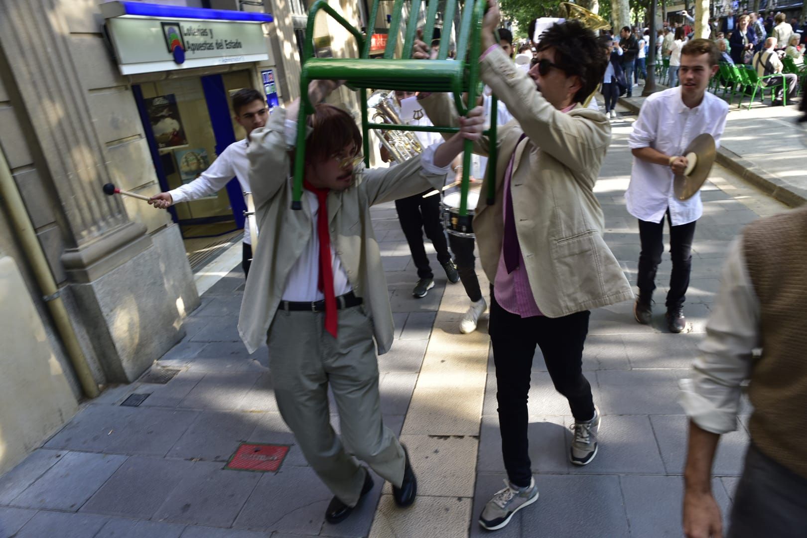 El Passeig torna a acollir les 'cadires de la Rosita', que s'han estrenat amb una acció teatral