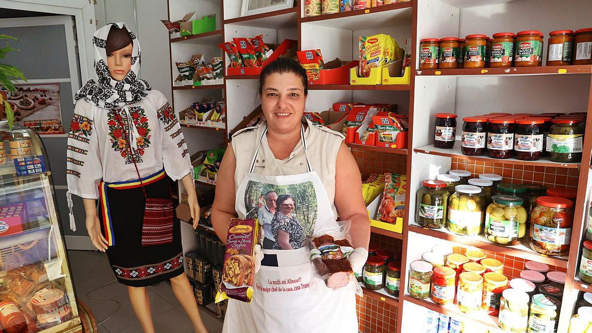 Alina Dumitru en su tiendade alimentación rumana, Transilvania.   