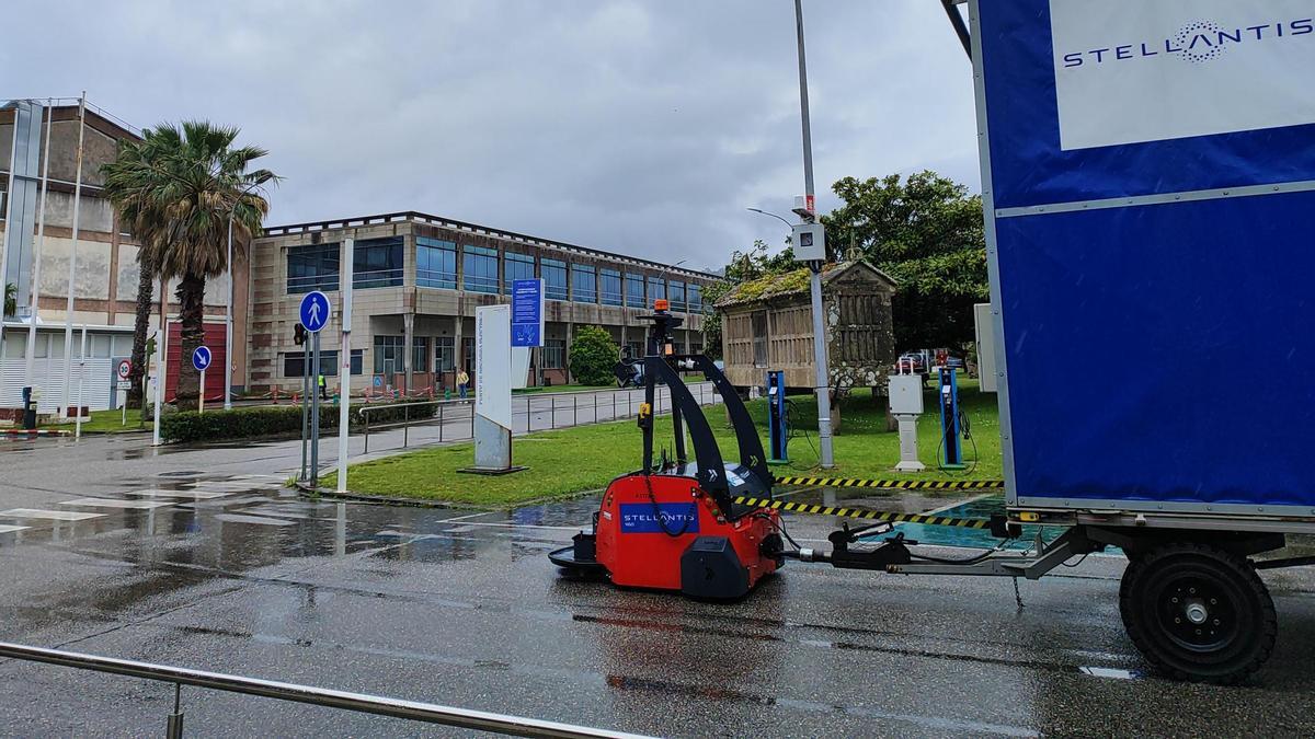 Un AGV moviendo componentes dentro de las instalaciones de Stellantis Vigo