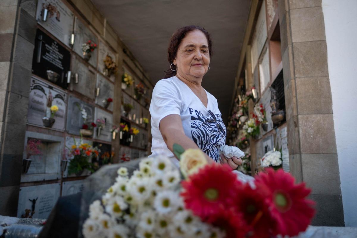 Kandela Correa, cerca de la tumba de su madre.