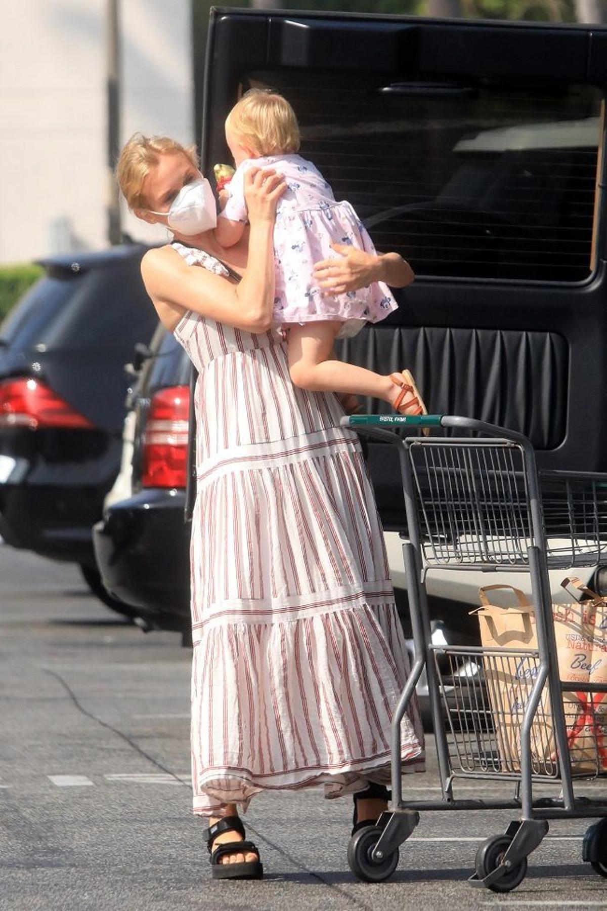 La actriz Diane Kruger con vestido 'boho' de rayas y sandalias deportivas en Los Ángeles