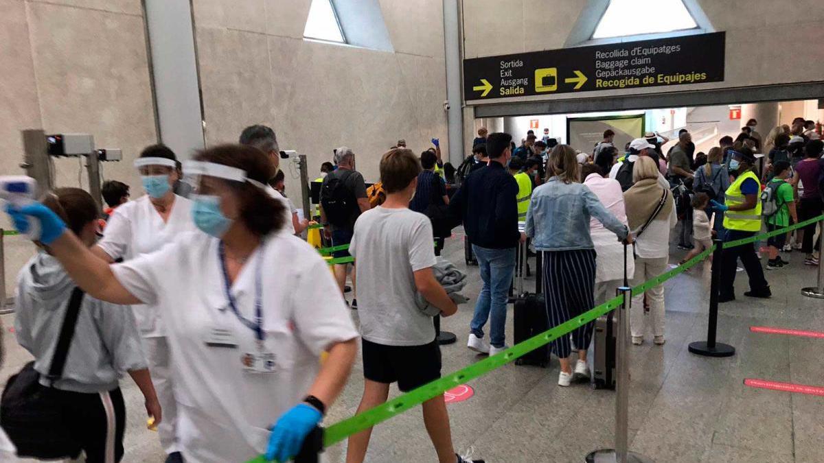 El control sanitario generó imporantes aglomeraciones este sábado en el aeropuerto.