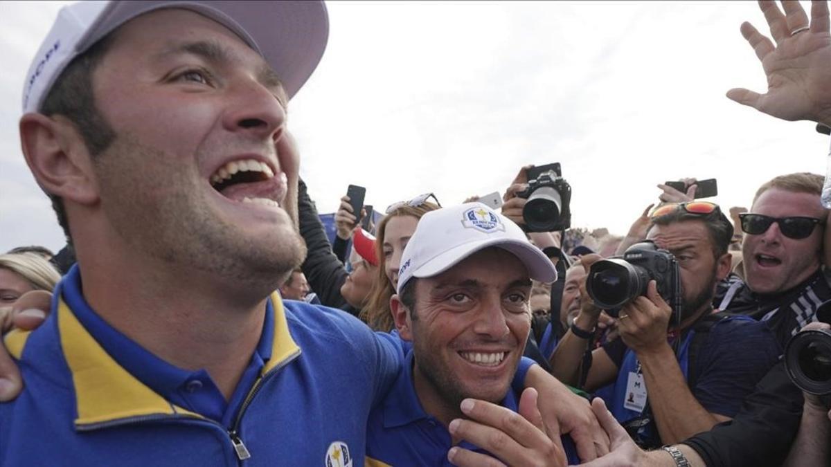 Jon Rahm abraza a Francesco MOlinari tras el decisivo triunfo del italiano que garantizzaba el título.